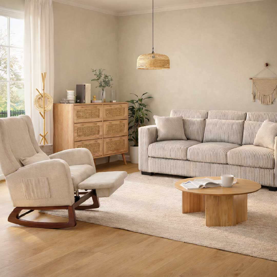 Möbel im Alltag – Wohnzimmer mit Sideboard und Sofa im täglichen Gebrauch
