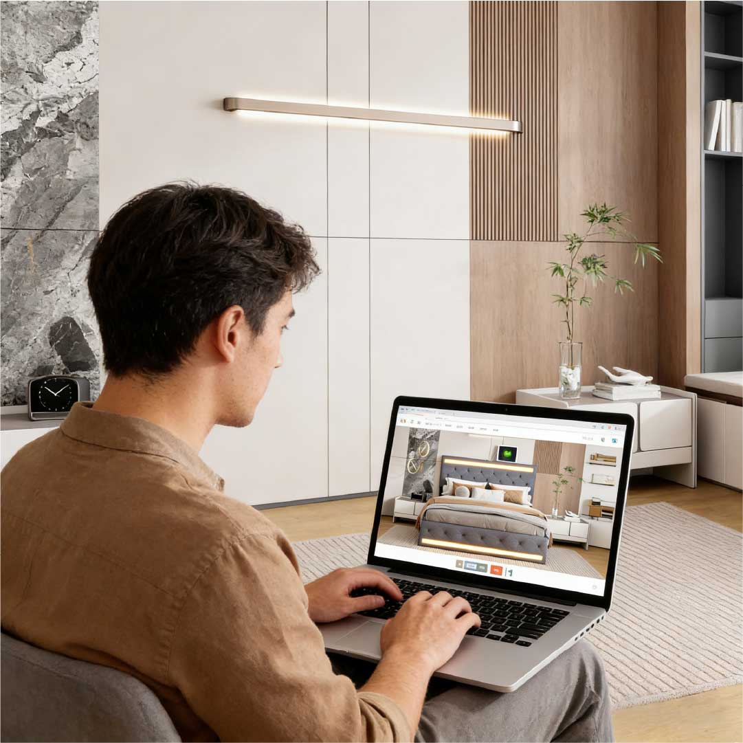 Person kauft Möbel online im Wohnzimmer – Tipps für sicheren Online-Möbelkauf
