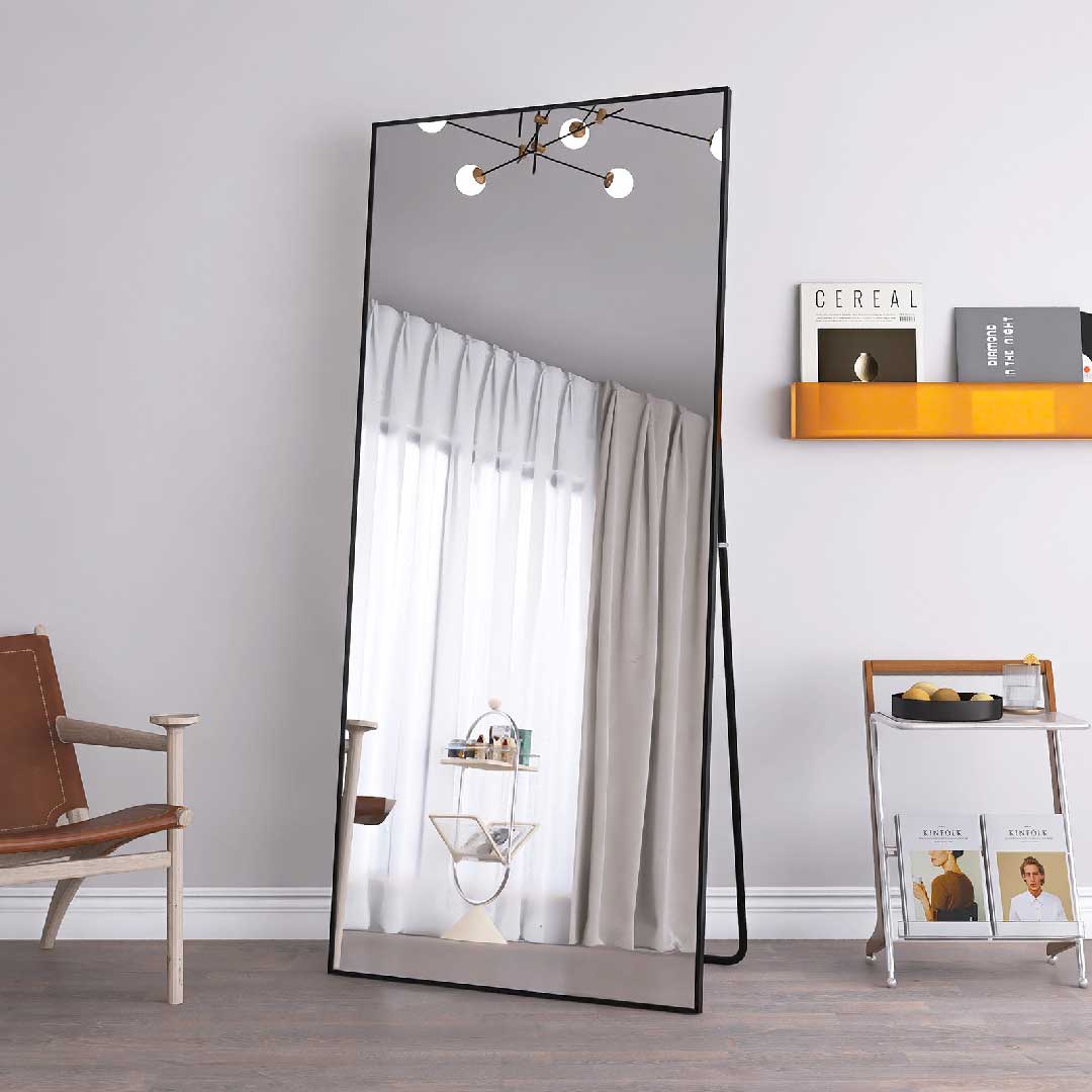 Großer Standspiegel 180×80 cm mit Aluminiumrahmen und stabilem Ständer, flexibel als Bodenspiegel nutzbar