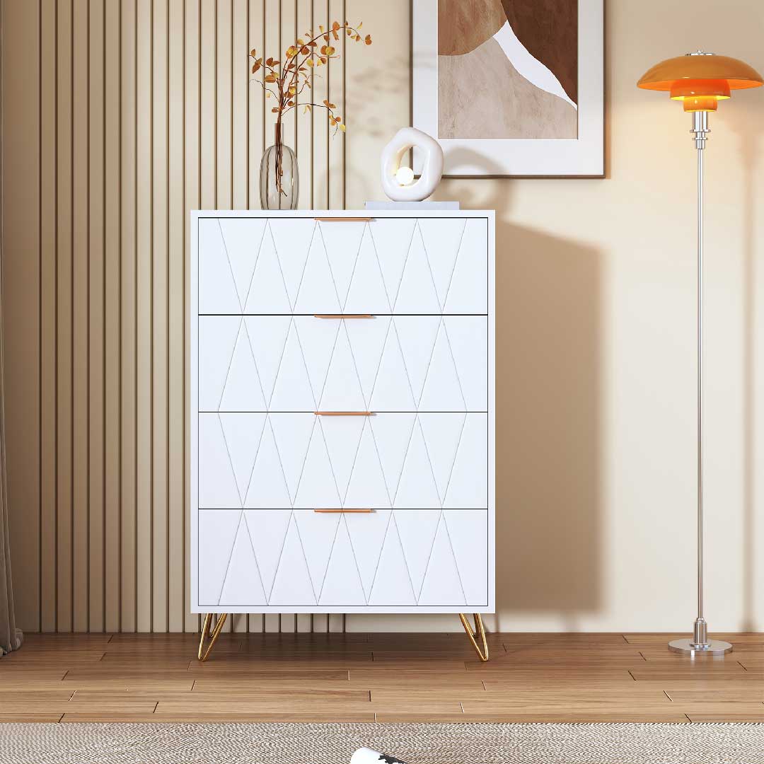 Weiße Kommode mit Diamantprägung und Goldgriffen im modernen Wohnzimmer, stilvoller Stauraum für Bücher und Wohnaccessoires