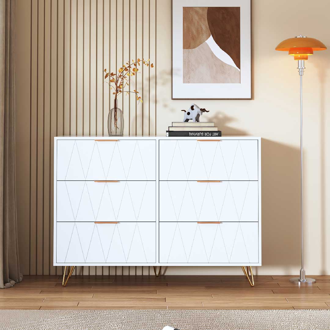 Weiße Kommode mit Diamantprägung und Goldgriffen als Sideboard im modernen Wohnraum, dekorativ und funktional