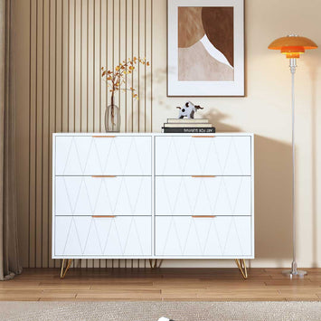 Weiße Kommode mit Diamantprägung und Goldgriffen als Sideboard im modernen Wohnraum, dekorativ und funktional