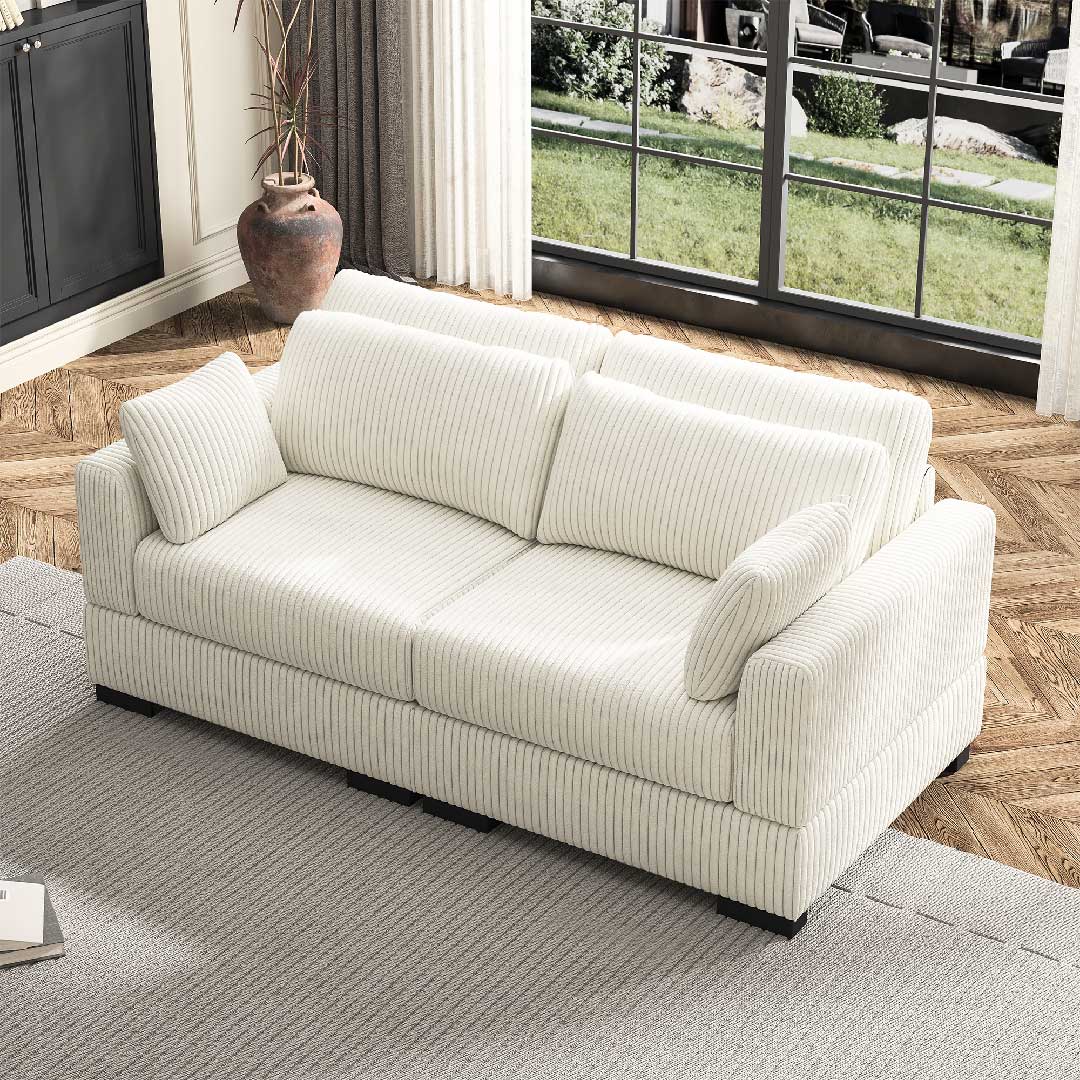 Weiches Sofa mit Cordstoff am Fenster, gemütliche Wohnatmosphäre mit Tageslicht
