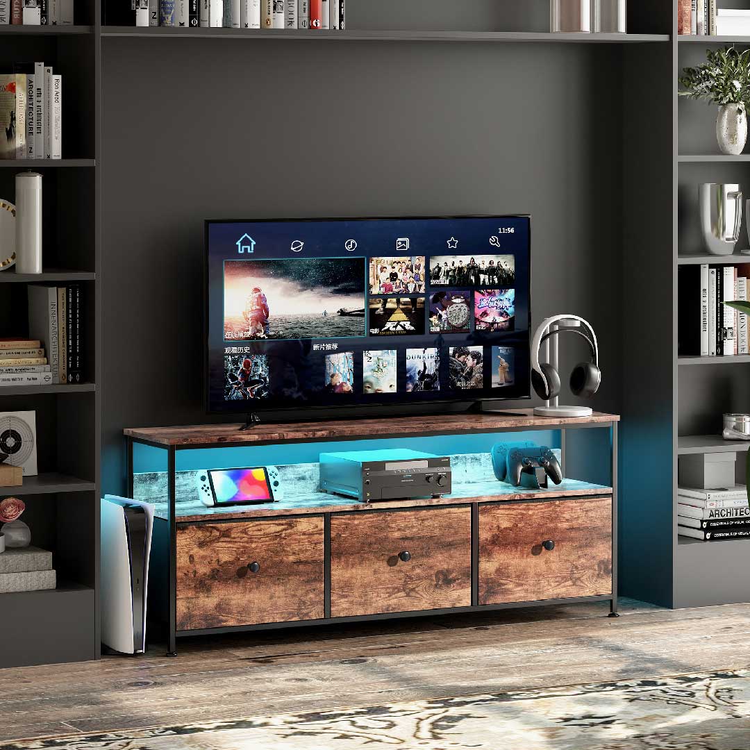 Moderner TV-Schrank 108 cm mit LED und Stoffschubladen – Yelenaro Lowboard im dunklen Wohnzimmer-Setup