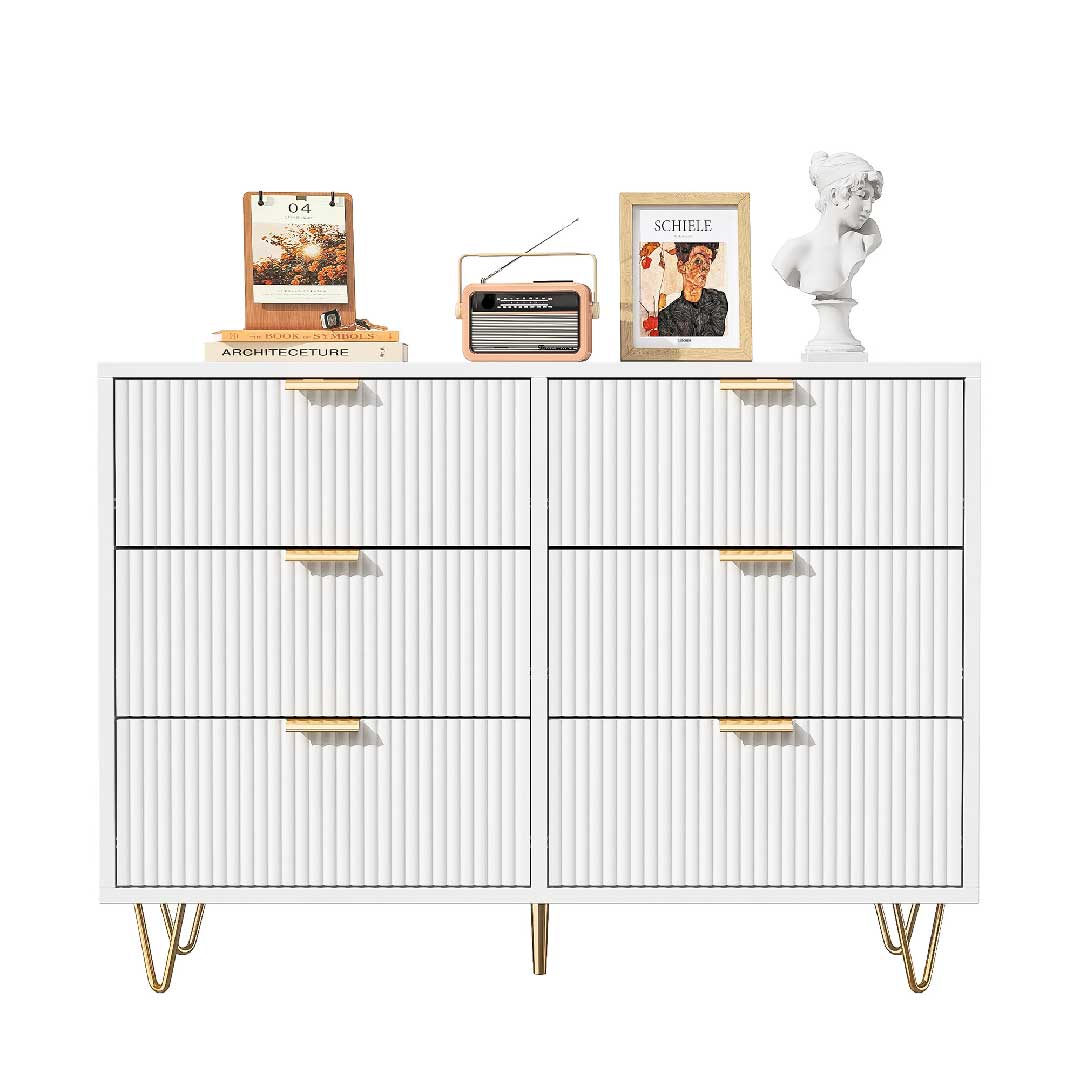 Weiße Yelenaro Kommode mit 6 Schubladen, vertikales Rillen-Design und goldfarbenen Griffen, modernes Sideboard freigestellt