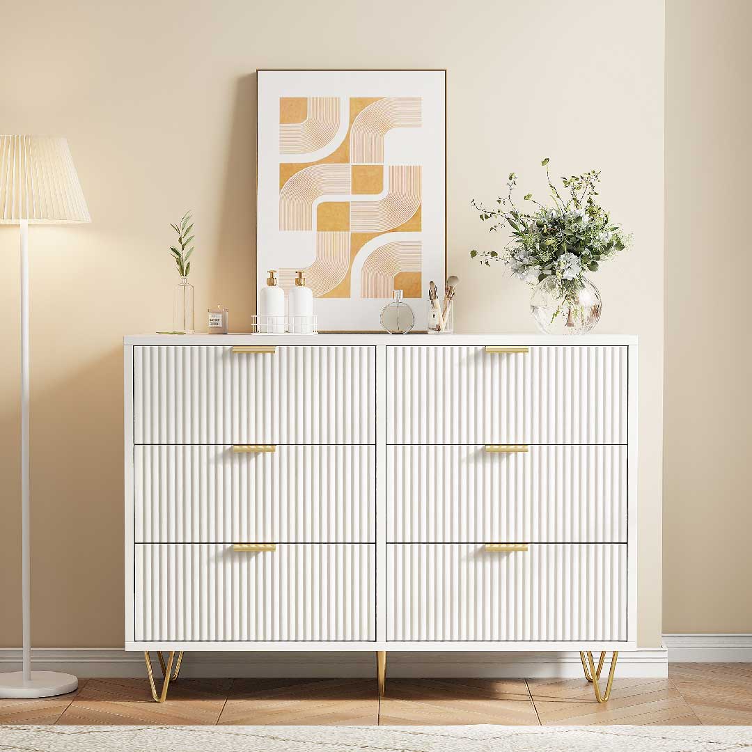 Yelenaro Kommode Weiß mit Goldgriffen und Rillen-Design, moderne 6-Schubladen-Kommode im eleganten Wohnraum, stilvoll und platzsparend