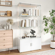 Weiße Glasvitrine mit warmweißer LED-Beleuchtung – elegante Präsentation von Büchern und Designobjekten im Wohnbereich