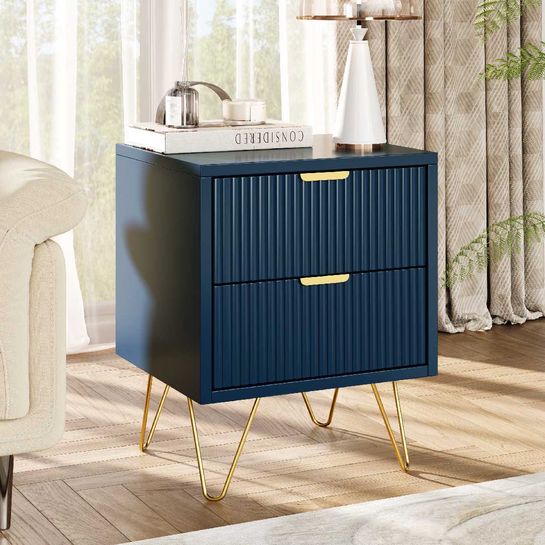 Marineblauer Nachttisch mit 2 Schubladen und goldenen Beinen bei Tageslicht, kompakt und stilvoll