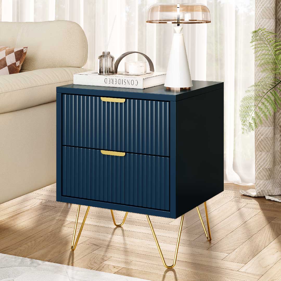 Moderner Nachttisch in Marineblau mit zwei Schubladen als Beistelltisch neben Sofa, elegantes Design