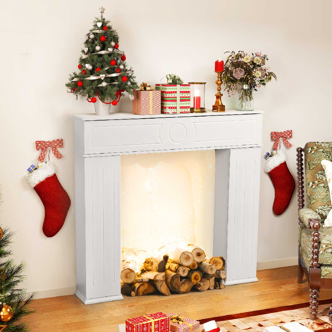 Weiße Yelenaro Kaminumrandung ohne Heizung, dekorativ mit Weihnachtsdekoration, breiter Kaminsims für saisonale Deko im Wohnzimmer