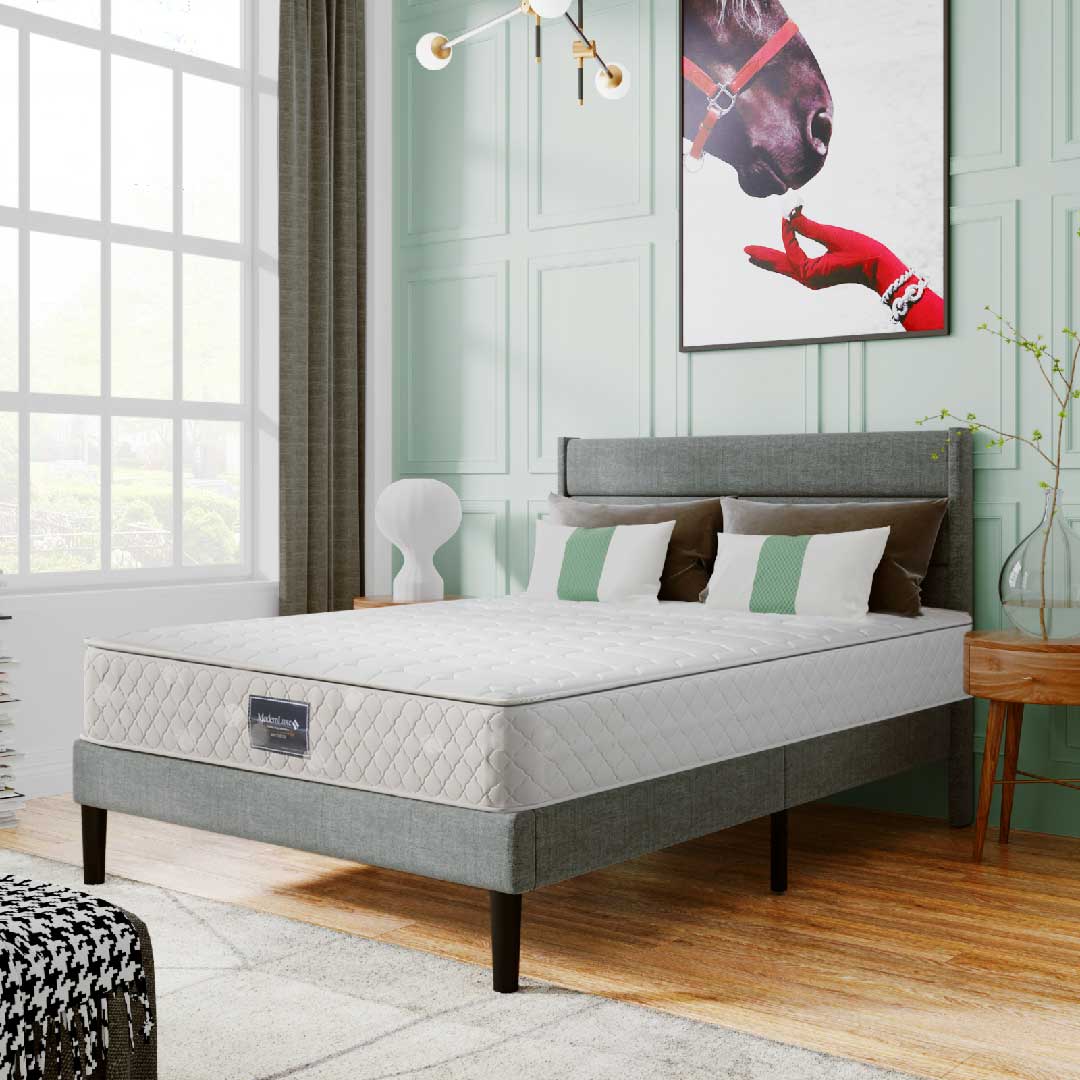 Atmungsaktive 7-Zonen Matratze von Yelenaro im hellen Schlafzimmer